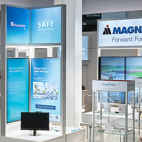 Standmodule und Exponate mehrerer mitausstellender Unternehmen auf dem Bayerischen Gemeinschaftsstand zur Messe electronica 2024