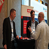 Austausch am Stand von Minimax zur Brandschutztechnik für Batteriesysteme beim Batteriekongress 2025.