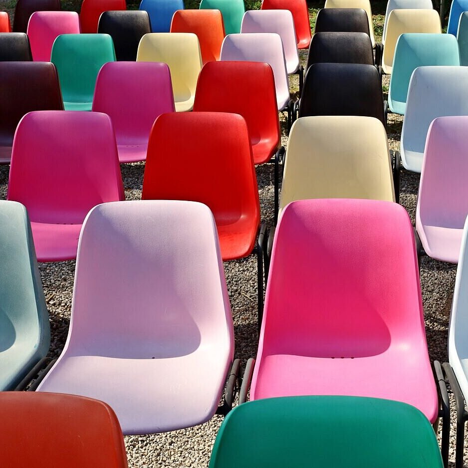 Mehrere bunte Stühle