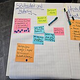 handschriftlich gestaltetes Plakat über Sichtbarkeit und Marketing