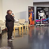 Ausblick CreativeTech 2026: Johanna Lison, Projektmanagerin des CreativeTechHUB, Bayern Innovativ GmbH, spricht in ein Mikrofon.