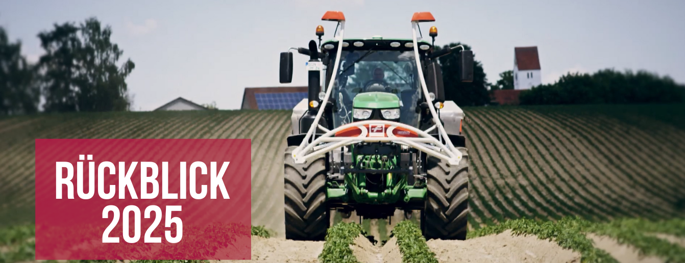 Traktor fährt auf einem Feld auf die Kamera zu