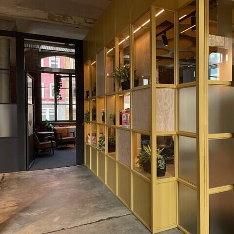 Blick in den Flur eines modernen Bürogebäudes. 