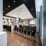 Stuhlreihen Audi Sportpark und Leinwand