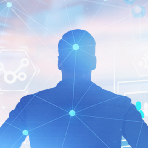 Silhouette einer Person vor digitalem Netzwerkhintergrund mit Symbolen für Daten, Technologie und Vernetzung.