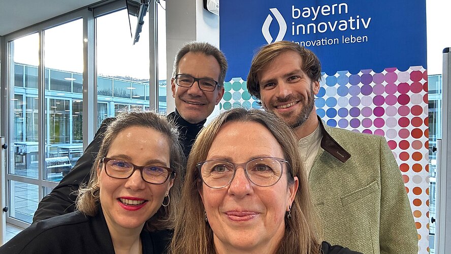 Geschäftsführer der Bayern Innovativ GmbH mit den Mitarbeitenden Christian Metz und Dr. Susan Lindner