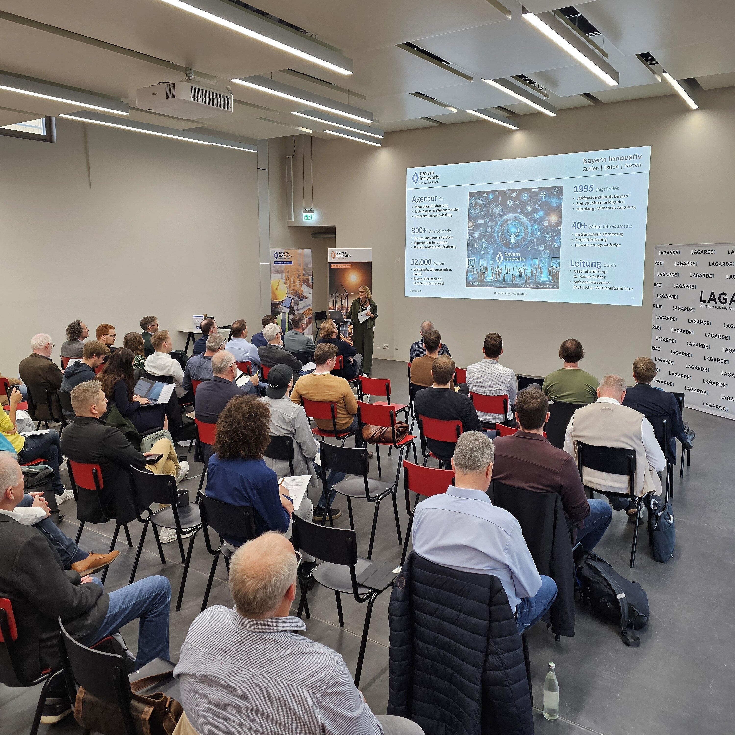 Zuhörer eines Vortrags auf dem Cluster-Treff Wärme 4.0 auf dem Lagarde Campus Bamberg