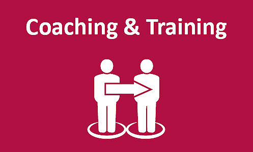 zwei weiße Menschen-Icon auf rotem Hintergrund stehen nebeneinander. Ein Pfeil zeigt von dem linken Menschen zu dem rechten. Darüber steht das Wort "Coaching"