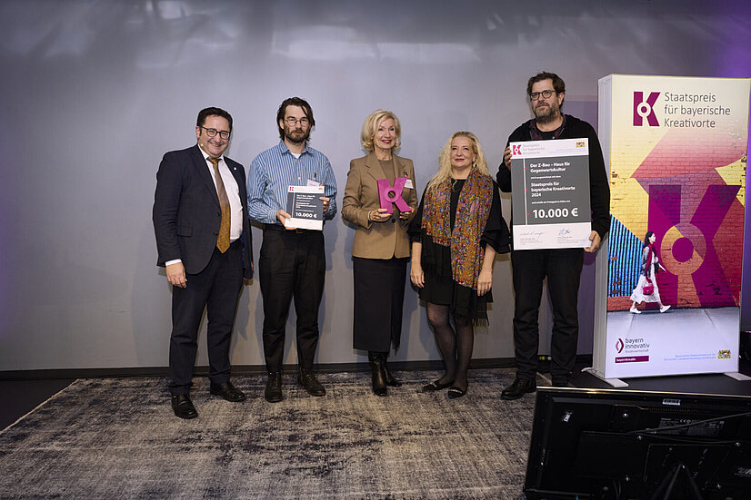 Staatssekretär Tobias Gotthardt, Bayerisches Staatsministerium für Wirtschaft, Landesentwicklung und Energie, mit Preisträger Z-Bau, Prof. Dr. Julia Lehner, 2. Bürgermeisterin der Stadt Nürnberg und Jurymitglied Susanne Hermanski, Teamleiterin Kultur + SZ Extra Süddeutsche Zeitung