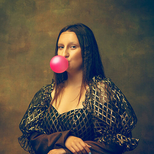 Ein Ölgemälde mit einer Frau die Kaugummi kaut