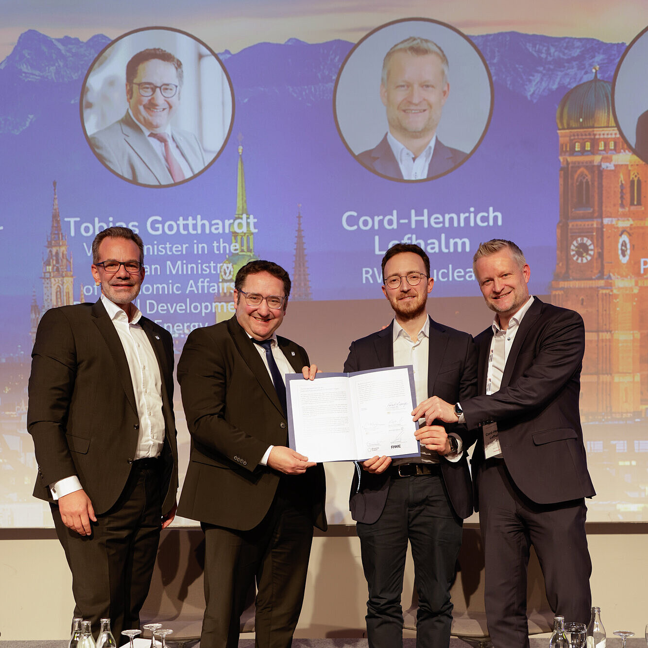 Tobias Gotthardt, Bayerisches Wirtschaftsministerium, Dr. Cord-Henrich Lefhalm, RWE und Francesco Sciortino, Proxima Fusion, sowie Dr. Rainer Seßner von Bayern Innovativ