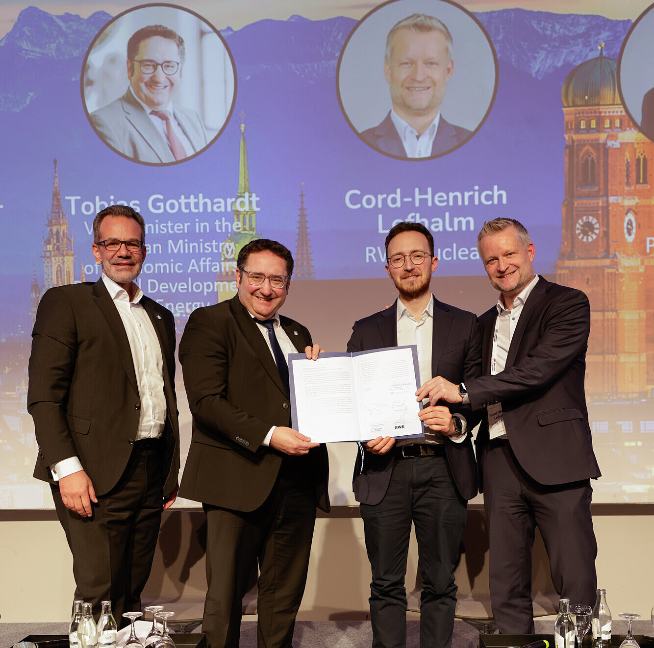Tobias Gotthardt, Bayerisches Wirtschaftsministerium, Dr. Cord-Henrich Lefhalm, RWE und Francesco Sciortino, Proxima Fusion, sowie Dr. Rainer Seßner von Bayern Innovativ