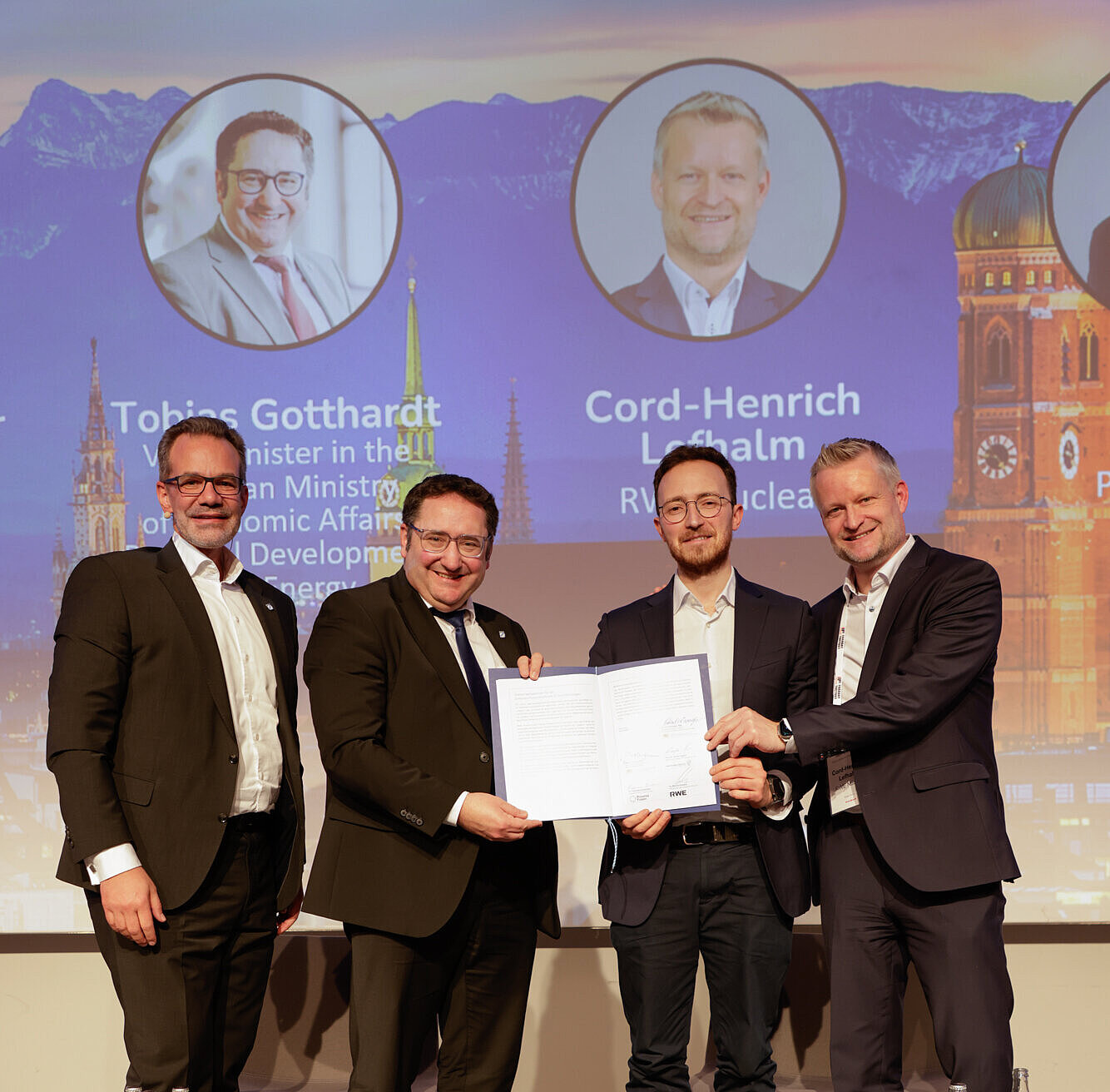 Tobias Gotthardt, Bayerisches Wirtschaftsministerium, Dr. Cord-Henrich Lefhalm, RWE und Francesco Sciortino, Proxima Fusion, sowie Dr. Rainer Seßner von Bayern Innovativ