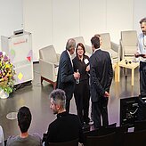 Robert Bartl, Mitglied der Geschäftsleitung, Bayern Innovativ GmbH, Johanna Lison, Pro-jektmanagerin CreativeTechHUB, Bayern Innovativ GmbH und Markus Eder, Ministerialdiri-gent, Bayerisches Staatsministerium für Wirtschaft, Landesentwicklung und Energie, spre-chen miteinander.