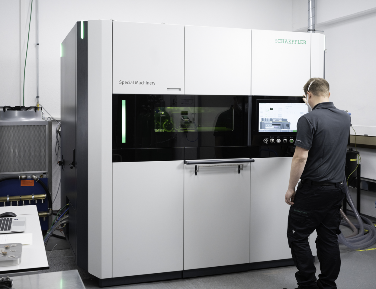 Produktbild: Automatisierte Produktionsmaschine in einer Fertigungsumgebung