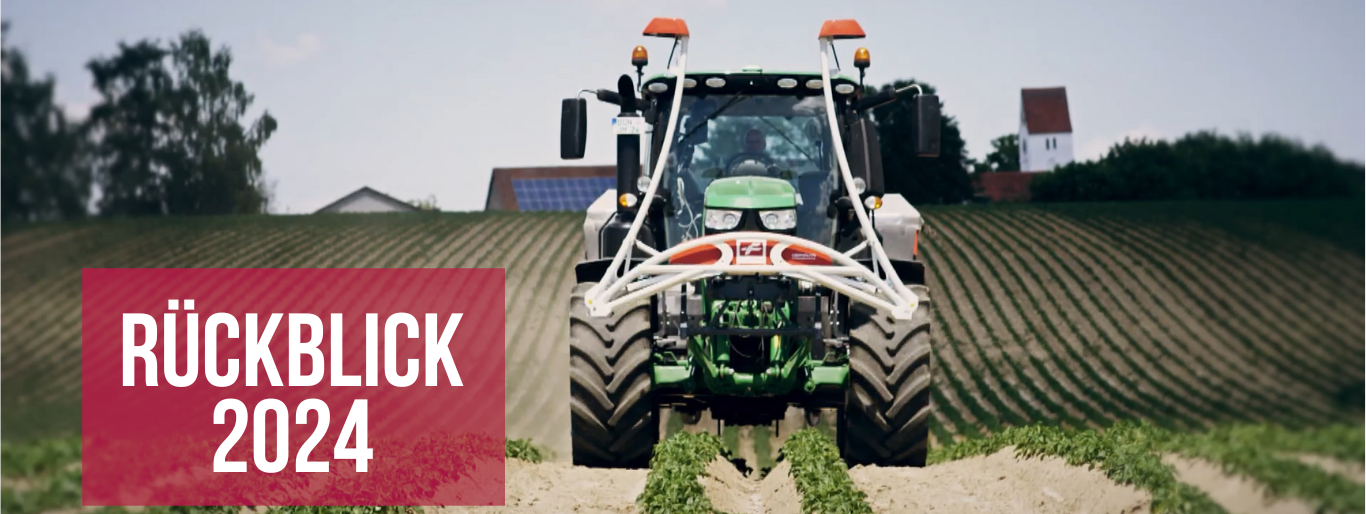Traktor der auf einem Feldweg fährt daneben steht in einer roten Textbox der Text "Rückblick 2024"