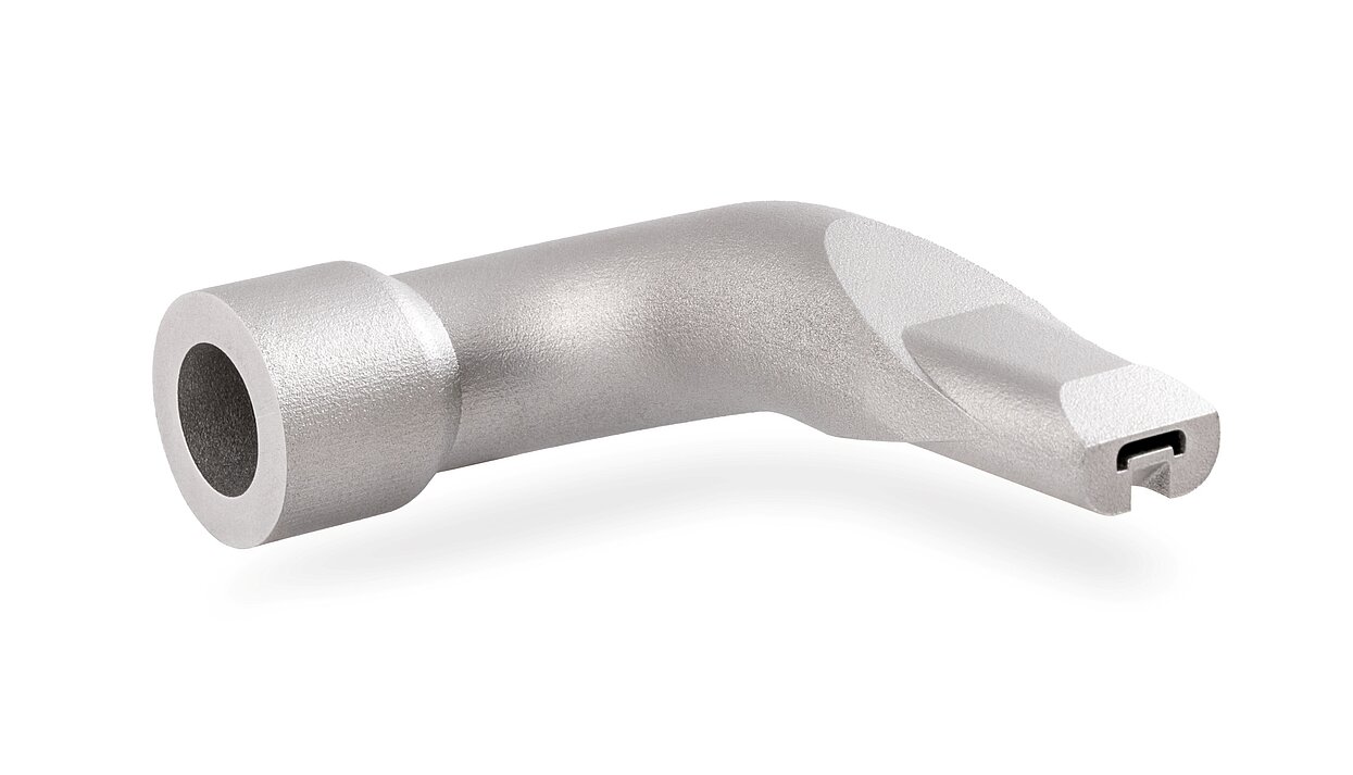 Metallisches Bauteil mit gebogener Form und Befestigungsöffnung