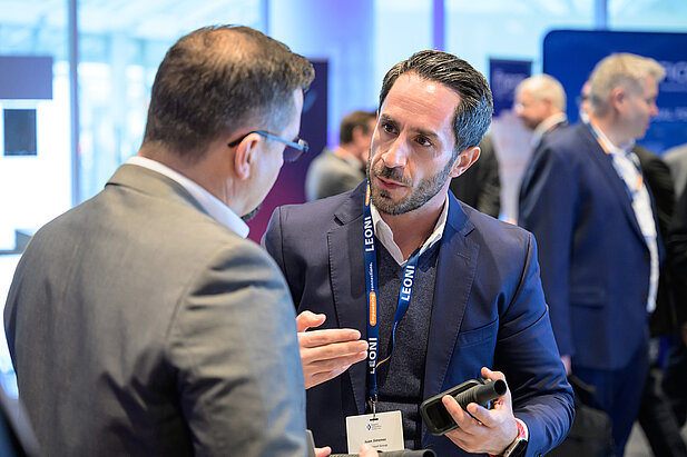 Zwei Teilnehmer beim Kooperationsforum Bordnetze 2025 im Gespräch