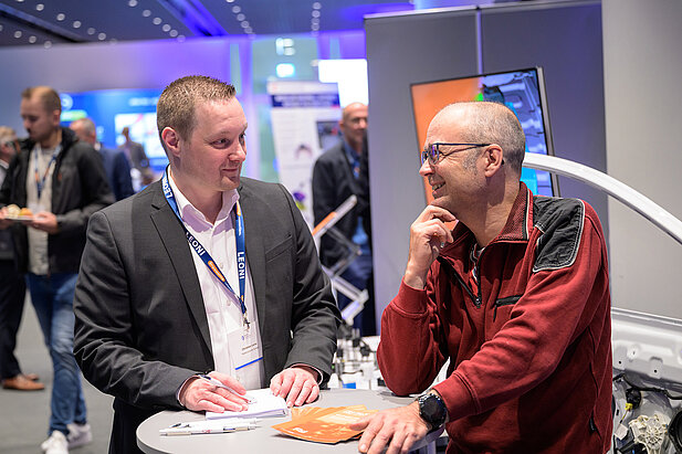 Teilnehmer im Gespräch beim Kooperationsforum Bordnetze 2025