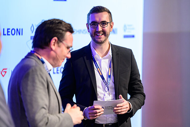 Referenten auf der Bühne beim Kooperationsforum Bordnetze 2025