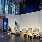 The Sound of Robotics – Sonic Interaction Design als Schnittstelle zwischen Mensch und Ma-schine: Mathis Nitschke, Komponist, Technologe und Unternehmer bei der Sofilab GmbH in München, spricht in ein Mikrofon am Pult.