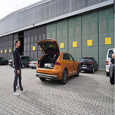 Das Auto als Ausstellungsstück mit dem Ausstellenden