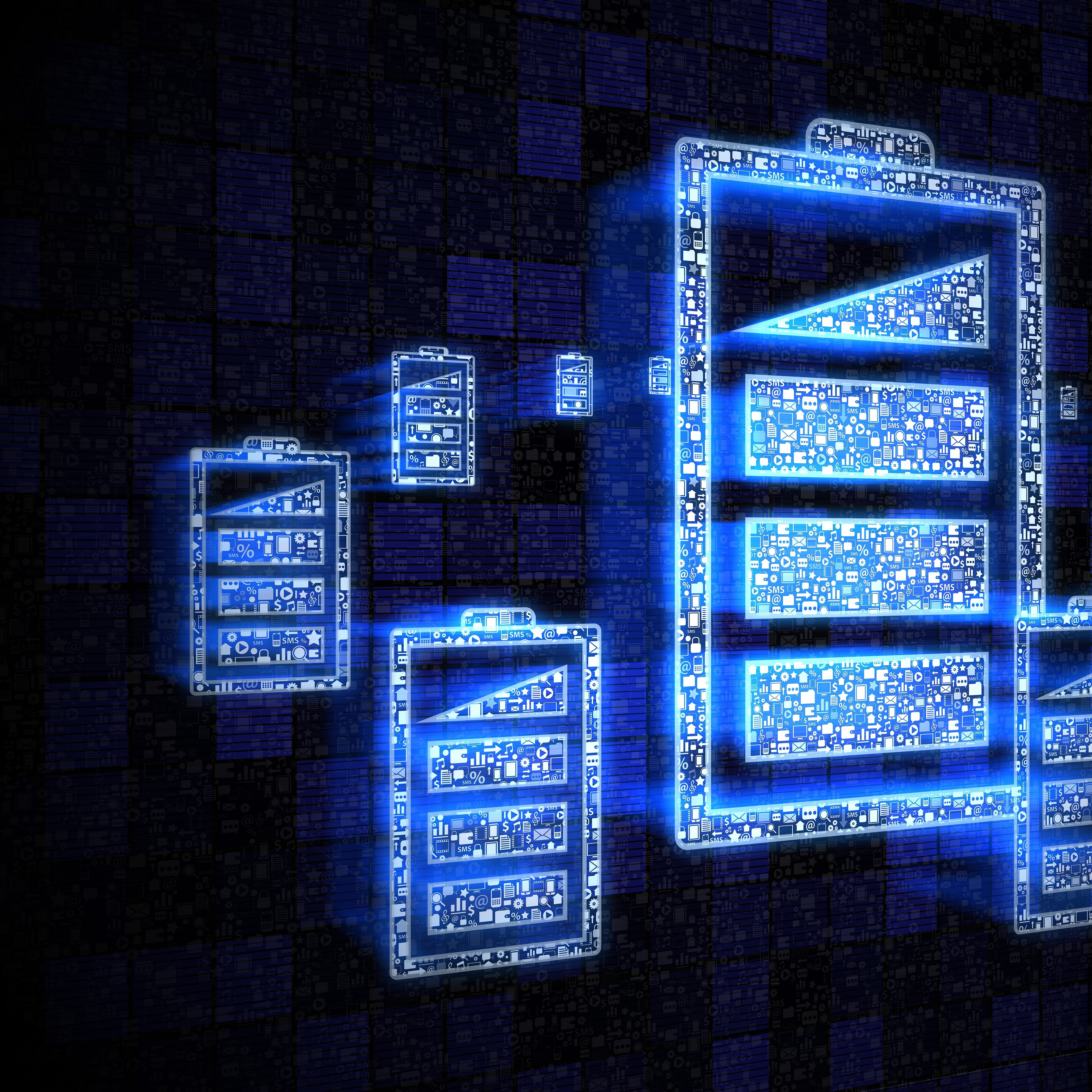 Das Bild zeigt stilisierte blaue Serversymbole, die digital leuchtend auf einem dunklen Hintergrund dargestellt sind.