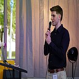 Oliver Urban spricht auf der Bühne