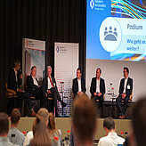 Podiumsdiskussion zur Zukunft der Batterieindustrie beim Bayerischen Batteriekongress 2025.