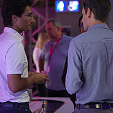 Das Bild zeigt zwei Männer die sich unterhalten