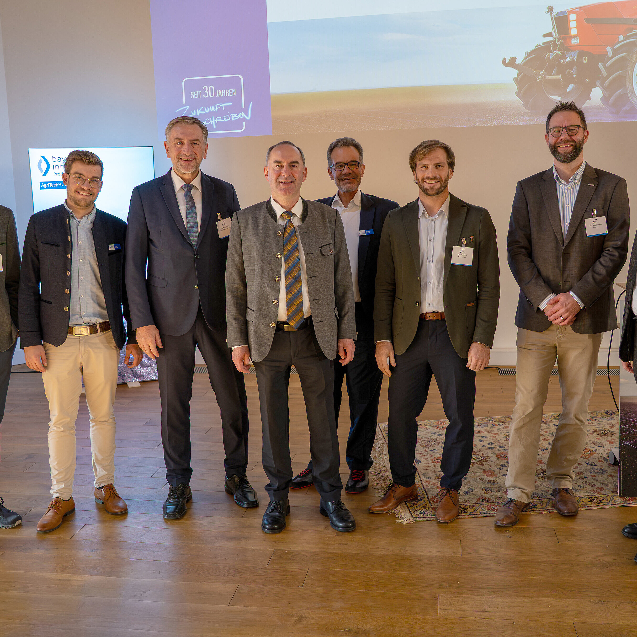 Gruppenfoto mit Staatsminister Hubert Aiwanger, Dr. Tobias Nothdurft (AGCO/Fendt), Philipp Horsch (HORSCH  Maschinen) und Vertretern von Bayern Innovativ