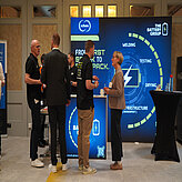 Fachgespräche am Stand der Battery Group zum Herstellungsprozess von Batteriepacks beim Batteriekongress 2025.