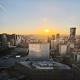 Sonnenuntergang über einer kanadischen Stadt mit Hochhäusern und leuchtendem Himmel. Aufgenommen im Rahmen der Delegationsreise in Kanada.