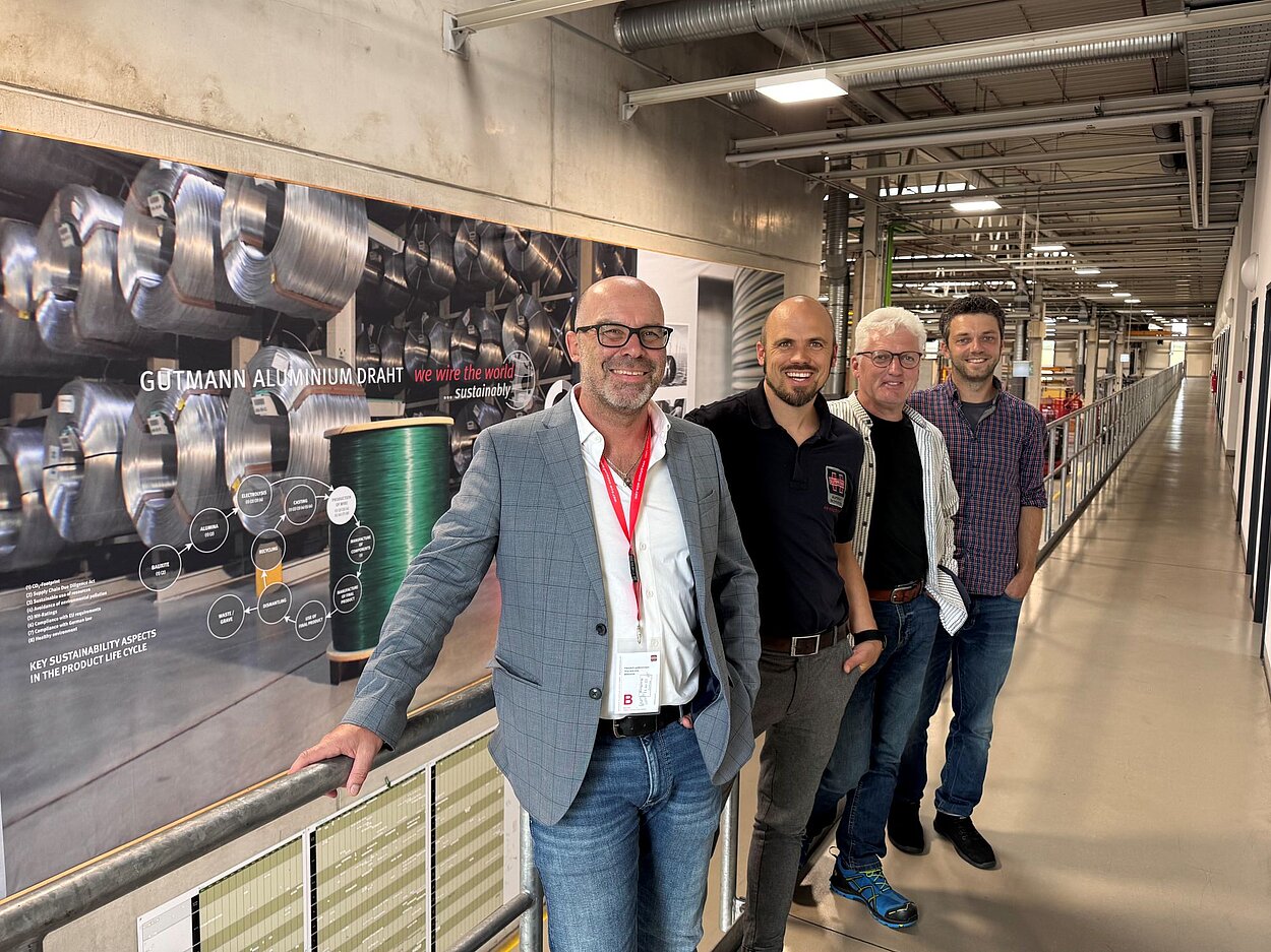 Gruppenfoto in einer Industriehalle der GUTMANN ALUMINIUM DRAHT GMBH 