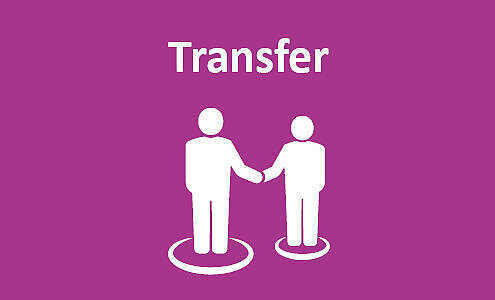 Zwei weiße Menschen-Icons vor lilafarbenen Hintergrund stehen nebeneinander und geben sich die Hand. Darüber steht der Begriff "Transfer"