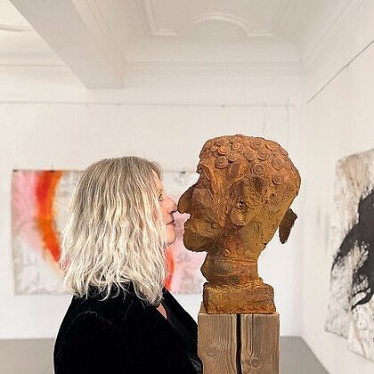 Martina Leithenmayr vor einer Holzskulptur