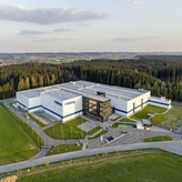 Außenansicht des Firmengeländes der Firma Flottweg SE auf der Vogelperspektive.