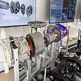 Eine große Maschine mit einem leistungsstarken Motor, die im Rahmen der Ausstellung zur Schau gestellt wird.