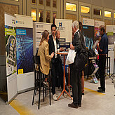 Gespräche an Infoständen zu Batterietechnologien und Energiespeicherung beim Batteriekongress 2025.