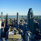 Panoramaaufnahme einer Großstadt mit Hochhäusern, blauer Himmel über Montreal oder Toronto. Das Foto wurde während der Delegationsreise in Kanada aufgenommen.