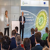 Das Bild zeigt Angelina Marko und Marc Hüske während Ihres Vortrages auf dem 1. Scale-MX Kongress