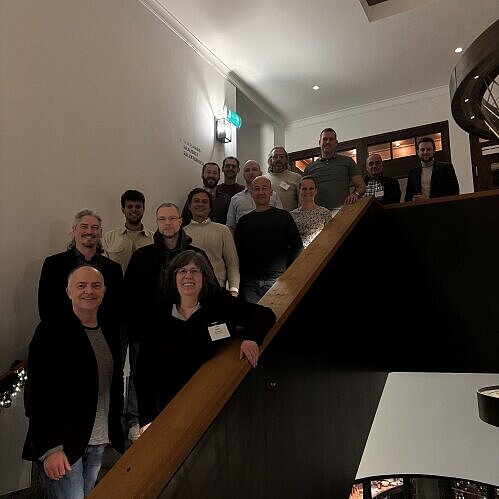 Gruppenfoto von mehreren Menschen auf einer Treppe