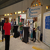 Infostände der Bayerischen Batterie Allianz und weiterer Forschungsinitiativen beim Batteriekongress 2025.