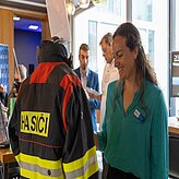 Personen betrachten Schutzkleidung