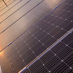 Solarmodule vor dem Himmel bei Sonnenuntergang