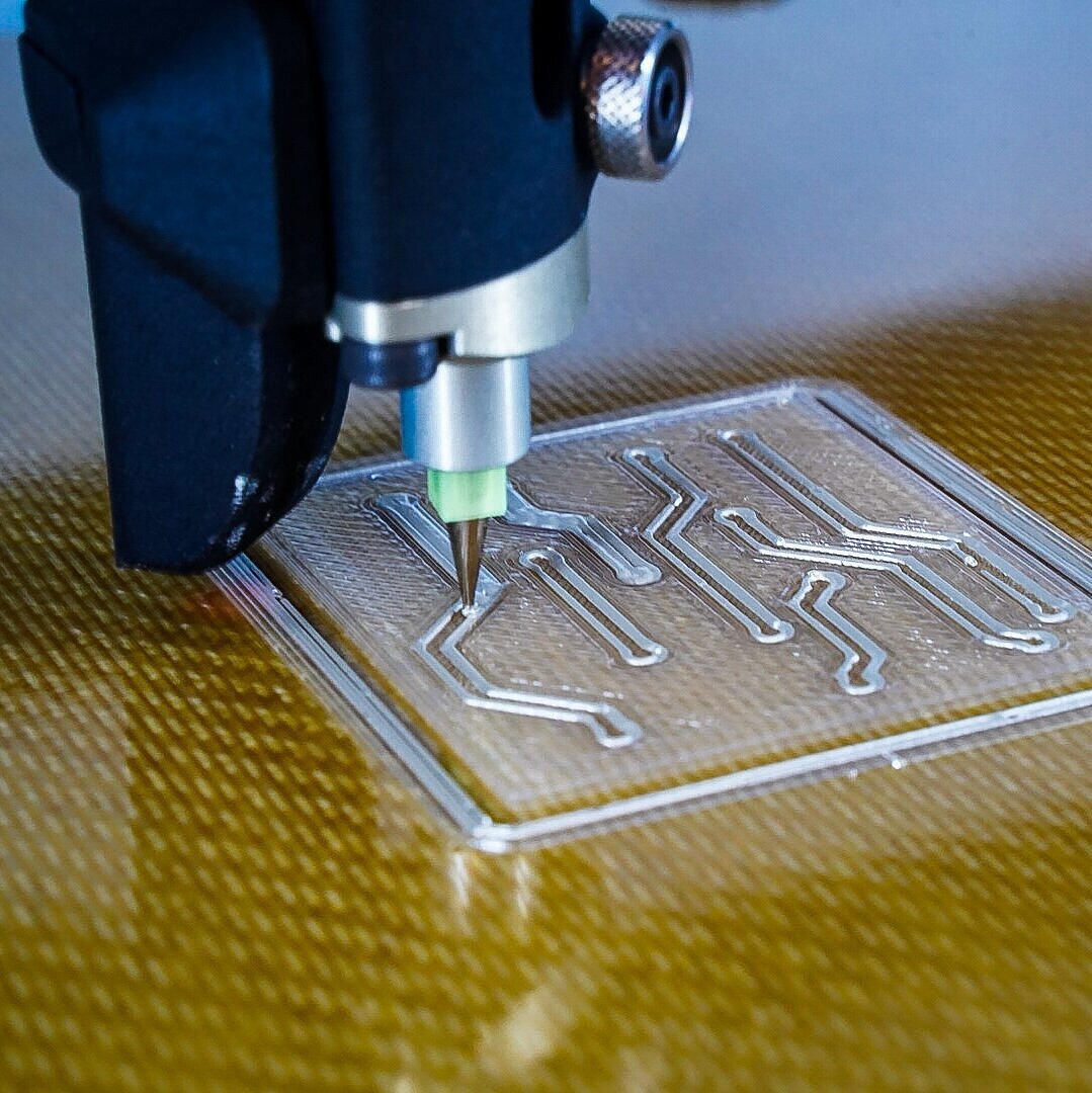 Ein 3D Drucker druckt etwas auf eine Platine