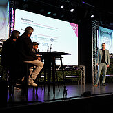 Das Bild zeigt mehrere Menschen auf einer Bühne