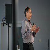 Dr. Riedl presenting on the Thinknet 6G Summit stage