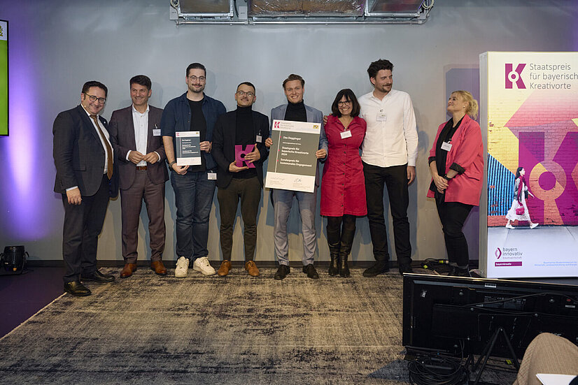 Staatssekretär Tobias Gotthardt, Bayerisches Staatsministerium für Wirtschaft, Landesentwicklung und Energie, mit Preisträger Degginger, Carola Kupfer, Bayerischer Landesverband der Kultur- und Kreativwirtschaft BLVKK e. V. und Jurymitglied Marion Grether, Leiterin Zukunftsmuseum in Nürnberg