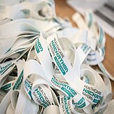 Eine Ansammlung von weißen und grünen Bändern liegt auf einem Tisch.